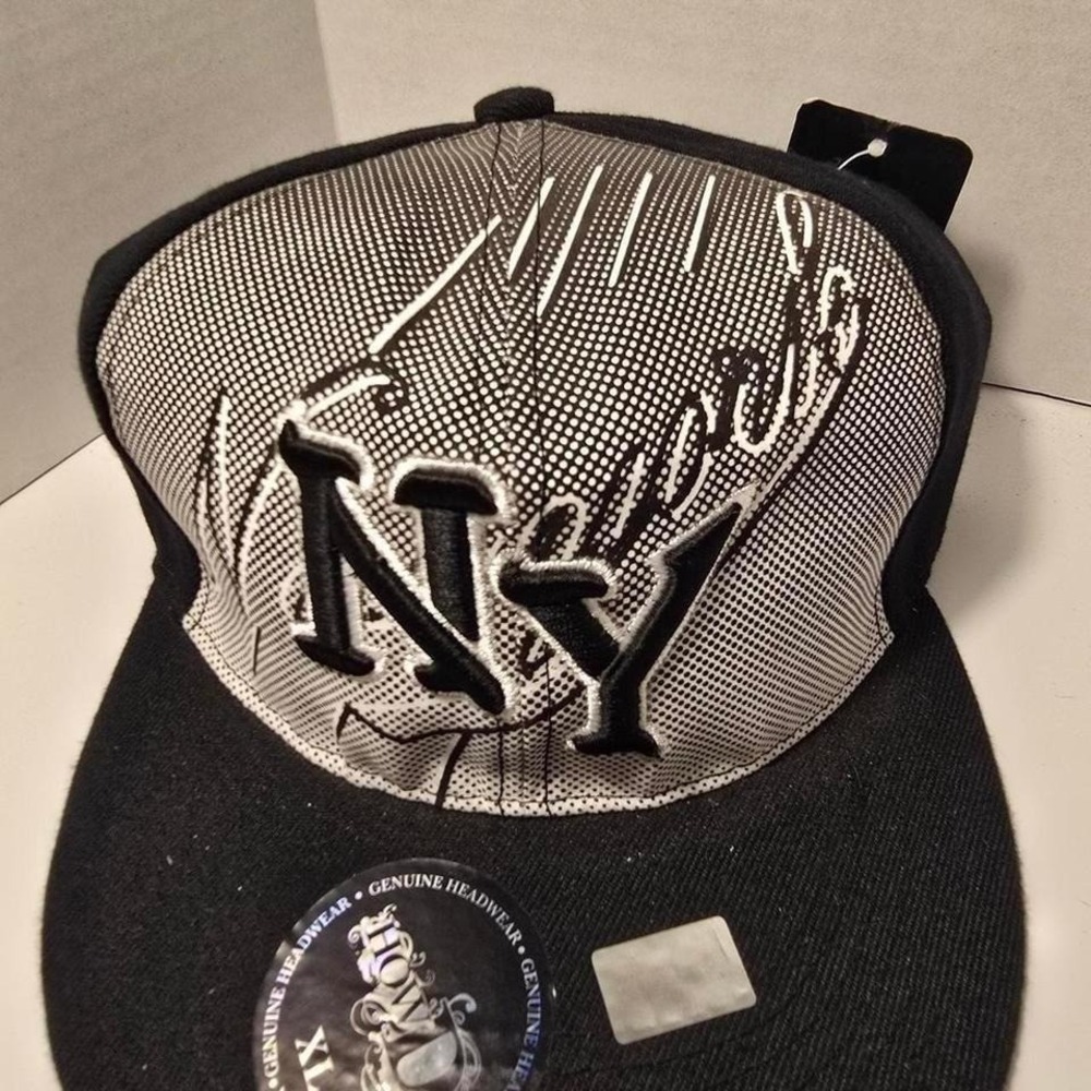 0042NWT HOWD Black Gray NY size XL ball cap. Elevate your streetwear